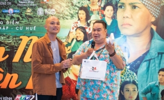 Hoàng Mập tặng quà cho đồng đạo diễn Cư Huế trong buổi ra mắt phim “Biển nhớ Thiên Di”