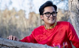 Hoàng Tuấn Minh mang đến nhiều cảm xúc trong BST áo dài Vàng Son