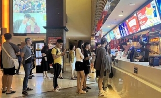 Học sinh vô tư xem phim 