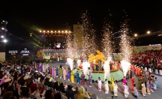 Hơn 15.000 khán giả đổ về Khu Hòa Bình, hòa cùng Lễ hội Áo Dài Thành phố Đà Lạt