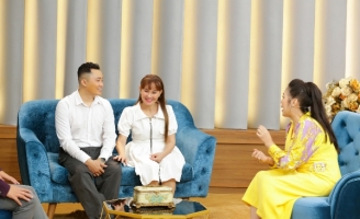 Hồng Vân khâm phục người mẹ khiếm thị một mình kiếm tiền nuôi con  