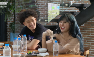 Hot boy bóng rổ Khoa Trần “say nắng” con gái nuôi MC Quyền Linh 