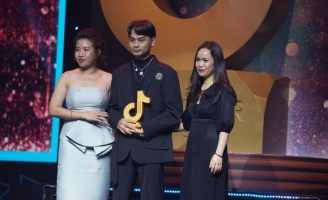 Hotboy vẽ tranh triệu view Việt Mỹ bất ngờ “ẵm” giải lớn tại Tik Tok Award 2020