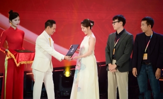 hu Trang nhận giải Đạo diễn phim truyện đầu tay xuất sắc: “Tôi vừa vui, vừa run”