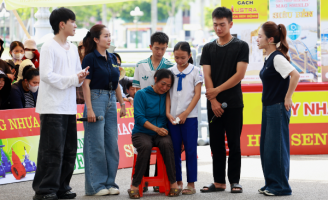 Hương Tràm bật khóc trước cô bé lớp 5 chăm cha sống thực vật, anh trai 17 tuổi đi phụ hồ 