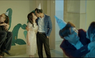 Huỳnh Đông “khoá môi” Việt Hương đầy hạnh phúc trong Tập cuối Yêu lại từ đầu