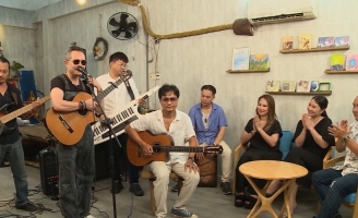 Jimmi Nguyễn xúc động khi vợ bí mật tổ chức kỷ niệm 20 năm ngày cưới