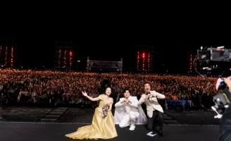 Khán giả đội mưa, nán lại đến cuối ủng hộ Đan Trường trong live concert kỷ niệm 30 năm ca hát