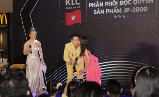 Khán giả nhí tặng khăn giấy, hôn Isaac ngay trên sân khấu