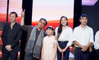 Khán giả vây kín sân khấu lô tô Hương Nam trong buổi giao lưu với đoàn phim Hai Muối