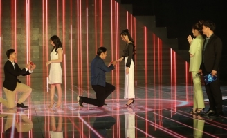 Khán giả vỡ òa khi chứng kiến 2 màn cầu hôn trên sân khấu Chân Ái