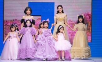 Khánh Vân diện đầm công chúa trong show của Xuân Lan