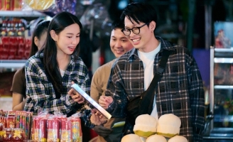 Khi các Anh Trai “đu đêm” cùng Hoa hậu Thuỳ Tiên