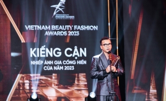  Kiếng Cận nói gì khi được vinh danh Nhiếp ảnh gia cống hiến của năm 2023?