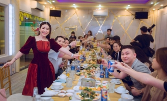 Kiều Linh gặp khó khăn trong đại dịch nhưng hết lòng vì nhân viên