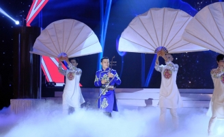 Kim Tử Long tự hào trước tiết mục của nghệ nhân chơi nhạc cụ dân tộc Văn Xâm  