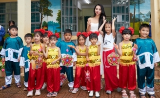 Lâm Thu Hồng mua đấu giá cặp lục bình đá ngọc ủng hộ học sinh nghèo nhân dịp Trung thu