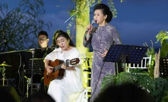 Lần đầu tiên, nghệ sĩ Thanh Thủy đàn cho Khánh Ly hát tại Đà Lạt