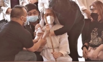 Lan truyền hình ảnh Hoài Linh mặc đồ tang, đứng không vững, khóc nghẹn đau đớn