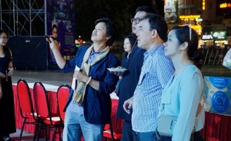 Lãnh đạo tỉnh Bình Định trao tặng bằng khen cho TS -  đạo diễn Hoàng Duẩn 