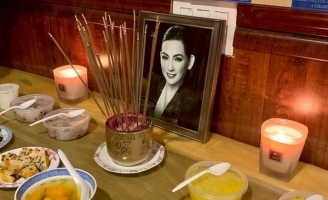 Lễ cầu siêu cho Phi Nhung tại Mỹ: Con gái suy sụp trước di ảnh mẹ