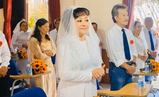 Lễ cưới của danh ca Hương Lan tại nhà thờ