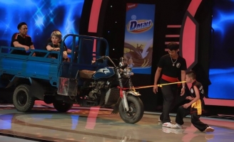 Lê Giang choáng váng khi bị cậu bé 10 tuổi, 27kg dùng răng kéo 