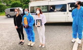 Lễ hoả táng cố diễn viên Đức Long: Cao Thái Hà lặng người bên di ảnh bạn thân