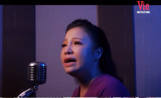 Lê Trang rơi nước mắt, hát ca khúc “Thương chị” tưởng nhớ cố ca sĩ Phi Nhung 