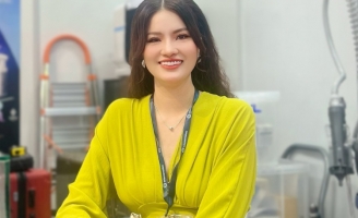 Lee Phương diện trang phục kín đáo nhưng vẫn gợi cảm tại sự kiện