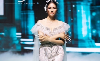 Lee Phuong khoe vóc dáng gợi cảm trên sàn catwalk trong show Nailstik Kellypang
