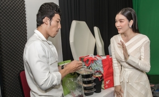 Liên Bỉnh Phát mang bánh tráng trộn đến phim trường tặng sinh nhật Lý Nhã Kỳ 