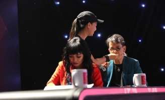 “Lụi tim” với khoảnh khắc nhạc sĩ Đức Huy được vợ kém 44 tuổi đút đồ ăn