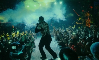 Lưu diễn Úc, Wowy chuẩn bị bánh tráng trộn, kẹo me để tặng cho kiều bào