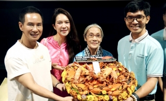 Lý Hải vỡ òa khi khán giả Cà Mau tặng cả mâm cua, tôm tại rạp phim