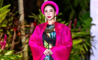 Lý Hương hạnh phúc khi đồng hành cùng show diễn 30 năm làm nghề của NTK Võ Việt Chung