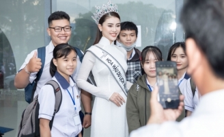 Lý Kim Thảo trao học bổng cho học sinh nghèo tỉnh Bạc Liêu