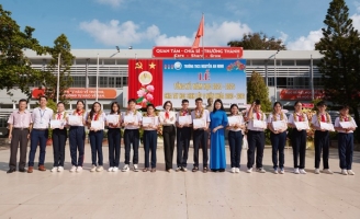 Lý Nhã Kỳ mặc sơ mi trắng, đeo khăn quàng đỏ về thăm trường cũ