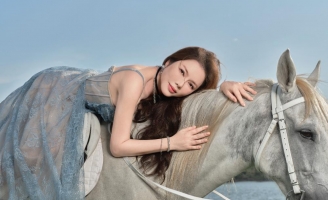 Lý Nhã Kỳ mang ngựa về resort chụp ảnh, tái hiện khí chất Tết Bính Ngọ