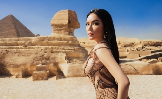 Lý Nhã Kỳ tung bộ ảnh chụp tại Kim Tự Tháp