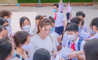 Lý Nhã Kỳ về thăm trường cũ, khó thoát 