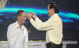 Mặc tuổi về hưu, lão nông 63 tuổi vẫn khởi nghiệp thành công từ bưởi