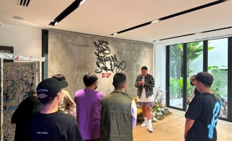 Mai Âm Nhạc, Việt Max, Trương Mỹ Nhân, Vân Trang,..đến chúc mừng triển lãm của Fabo Nguyễn