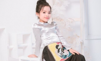 Mẫu nhí Đỗ Hoàng Thiên Nga khoe vẻ ngọt ngào trong Áo dài Mickey của NTK Việt Hùng