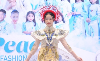 Mẫu nhí Lưu Vũ Hương Giang đầy thần thái nắm giữ vị trí vedette show diễn của NTK Tommy Nguyen