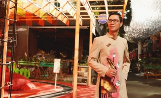 MC Anh Quân lịch lãm làm người mẫu cho triển lãm ảnh Lễ hội áo dài TP.HCM 2020