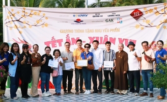 MC diễn viên Quỳnh Lê cùng Công ty Hồng Ngọc Hà travel trao hương vị Tết đến các hộ nghèo