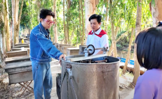 MC Năm Chà và trải nghiệm thu hoạch mật ong trong Việt Nam 365 ngày thú vị 