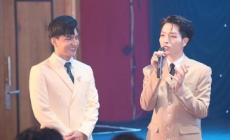 MC Nguyễn Hoàng Vĩnh dẫn buổi ra mắt Album kỉ niệm 25 năm Làn Sóng Xanh 