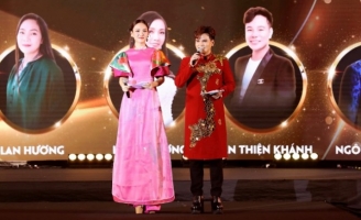  MC Phạm Trường Giang mặc áo dài  bản đồ Việt Nam dẫn 